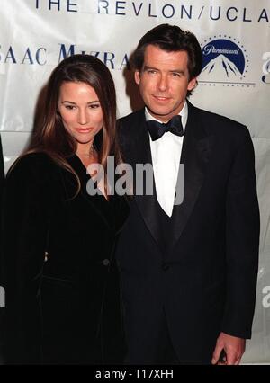 LOS ANGELES, CA. Décembre 03, 1997 : 'Bond' star Pierce Brosnan & amie Keeley Shaye Smith au Fire & Ice Ball au Paramount Studios, Hollywood, au profit de l'UCLA/Revlon Women's Cancer Research Program. Banque D'Images