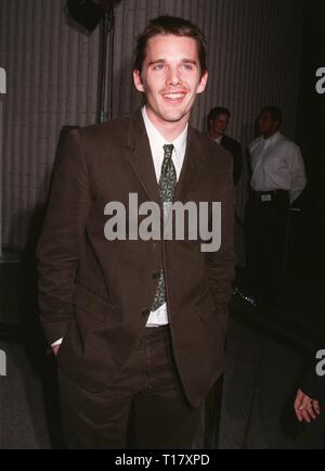 LOS ANGELES, CA. 16 octobre 1997 : l'Acteur Ethan Hawke à la première de son nouveau film, "bienvenue à Gattaca", dans lequel il stars avec Uma Thurman. Banque D'Images