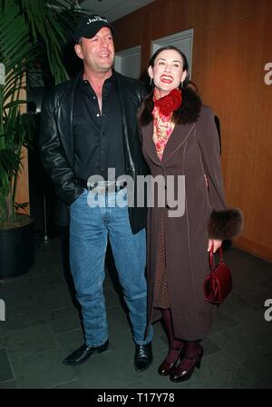 LOS ANGELES, CA. 10 novembre 1997 : l'Acteur Bruce Willis et actrice épouse Demi Moore lors de la première mondiale, à Beverly Hills, de son nouveau film 'Le Chacal." Willis stars dans le film avec Richard Gere. Banque D'Images