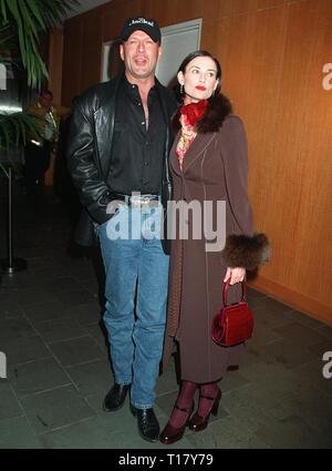 LOS ANGELES, CA. 10 novembre 1997 : l'Acteur Bruce Willis et actrice épouse Demi Moore lors de la première mondiale, à Beverly Hills, de son nouveau film 'Le Chacal." Willis stars dans le film avec Richard Gere. Banque D'Images