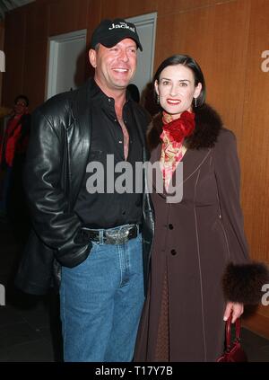 LOS ANGELES, CA. 10 novembre 1997 : l'Acteur Bruce Willis et actrice épouse Demi Moore lors de la première mondiale, à Beverly Hills, de son nouveau film 'Le Chacal." Willis stars dans le film avec Richard Gere. Banque D'Images