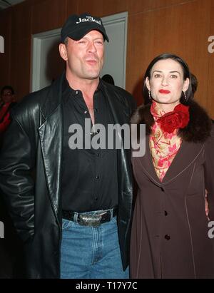 LOS ANGELES, CA. 10 novembre 1997 : l'Acteur Bruce Willis et actrice épouse Demi Moore lors de la première mondiale, à Beverly Hills, de son nouveau film 'Le Chacal." Willis stars dans le film avec Richard Gere. Banque D'Images