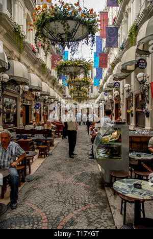 Istanbul, Turquie, 24 mai 2006 : Cicek Pasaji (littéralement Passage des fleurs en turc), à l'origine appelé la cité de Péra, est un célèbre passage historique (g Banque D'Images