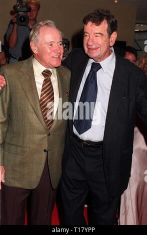 LOS ANGELES, CA. Juin 29, 1997 acteurs : Jack Lemmon (à gauche) et Walter Matthau lors de la première de leur nouveau film, 'la mer.' Banque D'Images