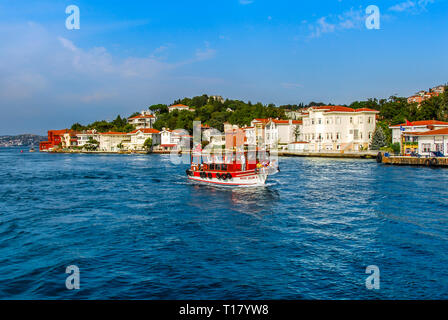 Istanbul, Turquie, 02 Septembre 2017 : Bosphore Mansions, bateau, Kanlica, Uskudar Banque D'Images