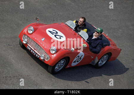 La France, de Linas-Montlhéry. Mar 23, 2019. Dieu protège la voiture et la moto amateurs permet d'admirer les voitures et les motos vintage anglais sur le mythique circuit de Linas-Montlhéry, le 23 mars 2019 en France, de Linas-Montlhéry. Credit : Bernard Menigault/Alamy Live News Banque D'Images