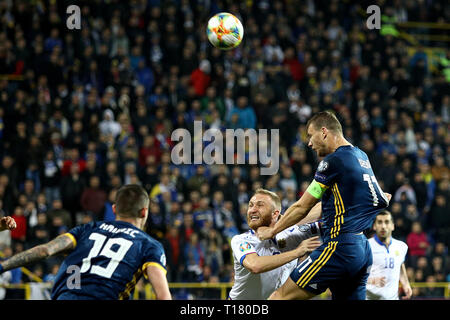 Sarajevo, Bosnie-et-Herzégovine 23 Mar, 2019. Edin Dzeko (R) de la Bosnie-Herzégovine est en concurrence au cours de match du groupe J de l'UEFA EURO 2020 professionnelle entre la Bosnie-Herzégovine et l'Arménie. La Bosnie-et-Herzégovine a gagné 2-1. Credit : Nedim Grabovica/Xinhua/Alamy Live News Banque D'Images