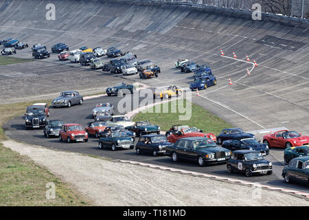 La France, de Linas-Montlhéry. Mar 23, 2019. Dieu protège la voiture et la moto amateurs permet d'admirer les voitures et les motos vintage anglais sur le mythique circuit de Linas-Montlhéry, le 23 mars 2019 en France, de Linas-Montlhéry. Credit : Bernard Menigault/Alamy Live News Banque D'Images