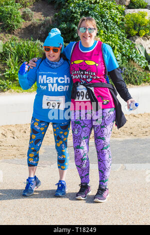 Bournemouth, Royaume-Uni. 24Th Mar 2019. Mars pour les hommes - les hommes de toutes les générations, des fils, des pères, frères, oncles, grands-pères, ainsi que les femmes, les filles et les chiens, de rassembler à Bournemouth sur un beau jour ensoleillé chaud pour marcher, courir ou courir 1km, 5km ou 10km, organisée par la charité de l'hôpital de Bournemouth. Il met en lumière les préoccupations en matière de santé Les hommes sont confrontés, tels que le cancer des testicules ou de la prostate. L'événement de collecte de fonds aide à recueillir des fonds pour soutenir le traitement et de nouveaux équipements pour améliorer les soins. Credit : Carolyn Jenkins/Alamy Live News Banque D'Images