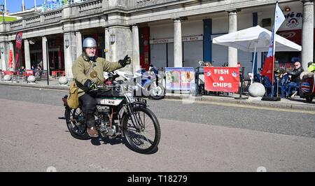 Brighton, UK. Le 24 mars 2019. David Jones sur son 1913 Ariel arrive à Brighton dans le 80e anniversaire de l'exécution pré 2015 Pioneer pour vétéran motos . La course organisée par le Club de vélo de moteur Sunbeam commence sur Epsom Downs à Surrey et finitions sur Madeira Drive sur le front de mer de Brighton Crédit : Simon Dack/Alamy Live News Banque D'Images