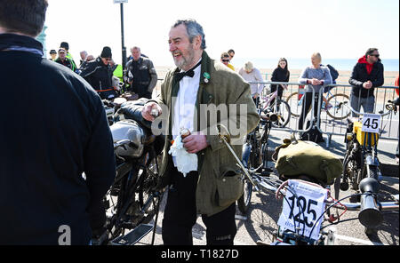 Brighton, UK. Le 24 mars 2019. David Jones avec ses 1913 Ariel bénéficie d'un verre après le 80e anniversaire de Pioneer 2015 motocyclettes pré vétéran . La course organisée par le Club de vélo de moteur Sunbeam commence sur Epsom Downs à Surrey et finitions sur Madeira Drive sur le front de mer de Brighton Crédit : Simon Dack/Alamy Live News Banque D'Images