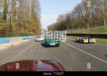 La France, de Linas-Montlhéry. Mar 23, 2019. Dieu protège la voiture et la moto amateurs permet d'admirer les voitures et les motos vintage anglais sur le mythique circuit de Linas-Montlhéry, le 23 mars 2019 en France, de Linas-Montlhéry. Credit : Bernard Menigault/Alamy Live News Banque D'Images