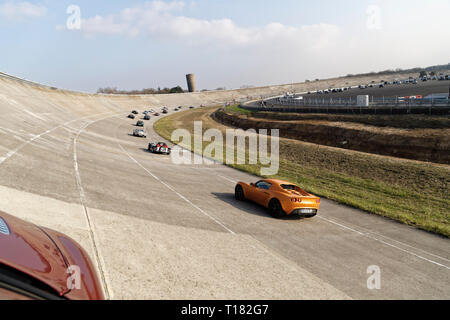 La France, de Linas-Montlhéry. Mar 23, 2019. Dieu protège la voiture et la moto amateurs permet d'admirer les voitures et les motos vintage anglais sur le mythique circuit de Linas-Montlhéry, le 23 mars 2019 en France, de Linas-Montlhéry. Credit : Bernard Menigault/Alamy Live News Banque D'Images