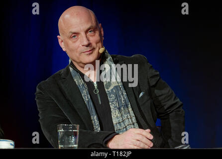 Cologne, Allemagne. Mar 23, 2019. 23 mars 2019, en Rhénanie du Nord-Westphalie, Köln : l'auteur Daniel Mendelsohn se trouve la lecture de son livre "Une odyssée. Mon père, une épopée et moi' sur le podium à l'allumé.festival de littérature de Cologne. Photo : Henning Kaiser/dpa dpa : Crédit photo alliance/Alamy Live News Banque D'Images