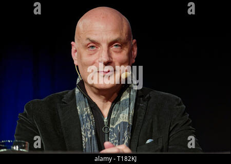 Cologne, Allemagne. Mar 23, 2019. 23 mars 2019, en Rhénanie du Nord-Westphalie, Köln : l'auteur Daniel Mendelsohn se trouve la lecture de son livre "Une odyssée. Mon père, une épopée et moi' sur le podium à l'allumé.festival de littérature de Cologne. Photo : Henning Kaiser/dpa dpa : Crédit photo alliance/Alamy Live News Banque D'Images