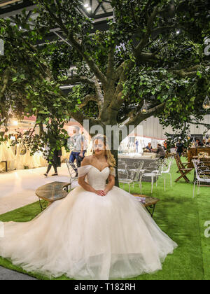 Londres, Royaume-Uni. Le 24 mars 2019. Le Livre blanc de l'hôte de la galerie d'un événement de mode nuptiale véritablement international qui attire un public international d'acheteurs et de la presse. Avec les exposants de partout dans le monde, et les visiteurs de plus de 40 pays présents en 2019, London Fashion Week suite nuptiale 2019 Quezada-Neiman@Paul/Alamy Live News Banque D'Images