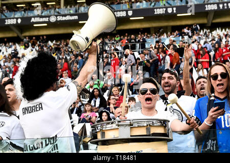 Turin, Italie. 24Th Mar, 2019. Foto LaPresse - Nicol&# xf2 ; Campo Domenica 24 marzo 2019, Torino (Italia) Sport Serie A Calcio femminile - Allianz Stadium vs Juventus Fiorentina Nella foto : Photo tifosi LaPresse - Nicol&# xf2 ; Campo 24 mars 2019 Turin (Italie) Sport Soccer Serie A - femme Stade Allianz Juventus FC vs Fiorentina Dans le pic : partisans Crédit : LaPresse/Alamy Live News Banque D'Images