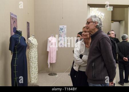 Beijing, la France. Feb 8, 2018. Les visiteurs voir Qipao chinois traditionnel, une robe de la femme Cheongsam, également connu sous le nom sur une exposition à Paris, France, le 8 février 2018. Crédit : Chen Yichen/Xinhua/Alamy Live News Banque D'Images