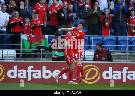 Cardiff, Wales, UK. 24Th Mar 2019. Daniel James de galles (20) célèbre après qu'il marque son 1er des équipes objectif. Match Qualificatif de l'UEFA Euro 2020, le groupe E, le Pays de Galles v La Slovaquie lors de la Cardiff City Stadium de Cardiff , Nouvelle-Galles du Sud le dimanche 24 mars 2019. Photos par Andrew Verger /Andrew Orchard la photographie de sport/Alamy live News EDITORIAL UTILISEZ UNIQUEMENT Crédit : Andrew Orchard la photographie de sport/Alamy Live News Banque D'Images
