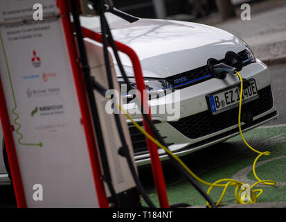 Berlin, Allemagne. Mar 22, 2019. Une voiture est facturée à une station de recharge pour véhicules électriques. Credit : Monika Skolimowska/dpa-Zentralbild/dpa/Alamy Live News Banque D'Images