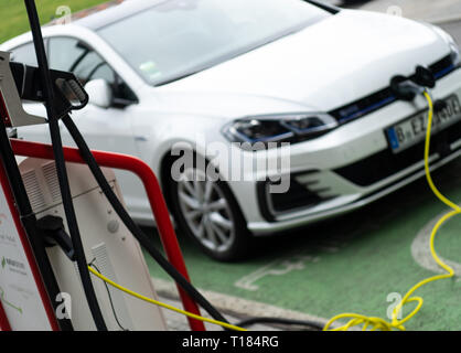 Berlin, Allemagne. Mar 22, 2019. Une voiture est facturée à une station de recharge pour véhicules électriques. Credit : Monika Skolimowska/dpa-Zentralbild/dpa/Alamy Live News Banque D'Images