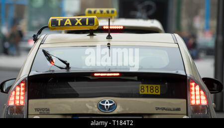 Berlin, Allemagne. Mar 22, 2019. Des taxis sont stationnés à la station de taxis à la Potsdamer Platz. Credit : Monika Skolimowska/dpa-Zentralbild/dpa/Alamy Live News Banque D'Images