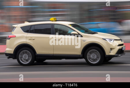 Berlin, Allemagne. Mar 22, 2019. Il y a un taxi en passant par le centre-ville. Credit : Monika Skolimowska/dpa-Zentralbild/dpa/Alamy Live News Banque D'Images