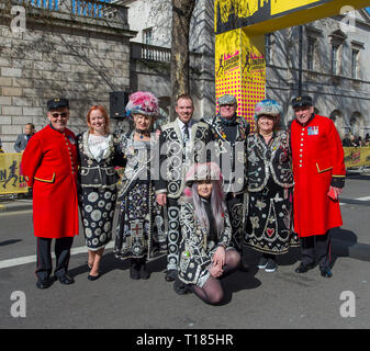 Londres, Royaume-Uni. 24 mars, 2019. La deuxième demi-marathon de Londres a lieu, commençant de Pall Mall et de finition dans Whitehall après une route en tenant à l'Ouest et de la ville de Londres jusqu'à Tower Hill, 6 millions de livres avec un objectif de collecte de fonds de bienfaisance. La charité porteur, porteur de grands costumes, des tentatives de record du monde Guinness et célébrités prendre part. Image : Pearly Kings and Queens posent avec Chelsea retraités à l'arrivée porte. Credit : Malcolm Park/Alamy Live News. Banque D'Images