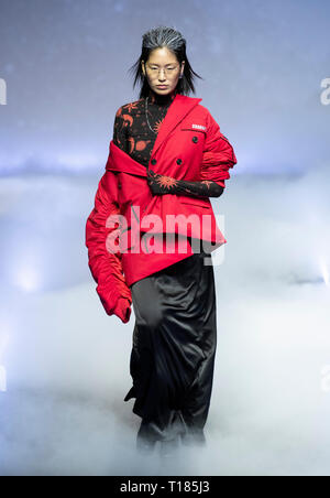 Séoul, Corée du Sud. 24Th Mar, 2019. Un modèle présente une création de designer Kang Yo-Han pendant la Fashion Week de Séoul 2019 à Séoul, Corée du Sud, le 24 mars 2019. Credit : Lee Sang-ho/Xinhua/Alamy Live News Banque D'Images