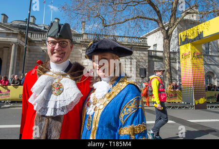 Londres, Royaume-Uni. 24 mars, 2019. La deuxième demi-marathon de Londres a lieu, commençant de Pall Mall et de finition dans Whitehall après une route en tenant à l'Ouest et de la ville de Londres jusqu'à Tower Hill, 6 millions de livres avec un objectif de collecte de fonds de bienfaisance. De shérif de la ville de Londres et Lord Maire de Westminster à la ligne d'arrivée à Whitehall. Credit : Malcolm Park/Alamy Live News. Banque D'Images