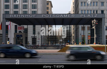 Berlin, Allemagne. Mar 22, 2019. Voitures passent la Potsdamer Platz Gare. Credit : Monika Skolimowska/dpa-Zentralbild/dpa/Alamy Live News Banque D'Images