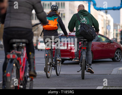 Berlin, Allemagne. Mar 22, 2019. Les cyclistes sont debout sur une piste cyclable à la croisée des chemins. Credit : Monika Skolimowska/dpa-Zentralbild/dpa/Alamy Live News Banque D'Images