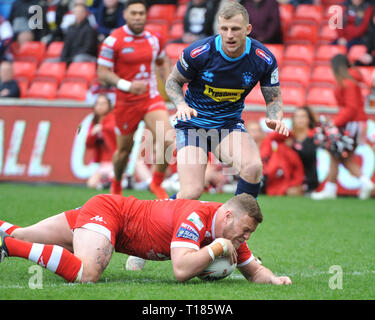 Salford, Royaume-Uni. Le 24 mars 2019. Stade AJ Bell, Salford, Angleterre ; Rugby League Super League Betfred, Salford Red Devils vs Wigan Warriors ; Salford Red Devils de prendre une tête d'un Josh Jones essayer. Credit : Dean Williams/Alamy Live News Banque D'Images