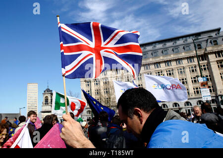 Bruxelles, Belgique. Le 24 mars 2019. Mars manifestants comme ils tiennent les drapeaux de l'Union européenne au cours d'une manifestation pro-Union européenne. Credit : ALEXANDROS MICHAILIDIS/Alamy Live News Banque D'Images