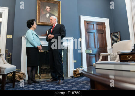 22 mars 2019 - Vice-président américain Mike Pence a rencontré Hong Kong's pro-démocratie ancien haut fonctionnaire du gouvernement, un secrétaire en chef à la retraite Anson Chan le vendredi le temps à Washington à l'invitation de l'atout de l'Administration. ( Note aux rédacteurs, en tant que crédit : Document par Civic Party HK ). Mar-25,2019 Hong Kong.ZUMA/Liau Chung-ren (crédit Image : © Liau Chung-ren/Zuma sur le fil) Banque D'Images