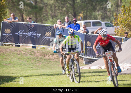 Paarl, Afrique du Sud. 24 mars, 2019. Sergio Mantecon Guttierrez batailles de l'Espagne avec Philip achète de l'Afrique du Sud de l'entraîner dans le stade de l'Absa Cape Epic. Credit : Childa Santrucek/Alamy Live News Banque D'Images