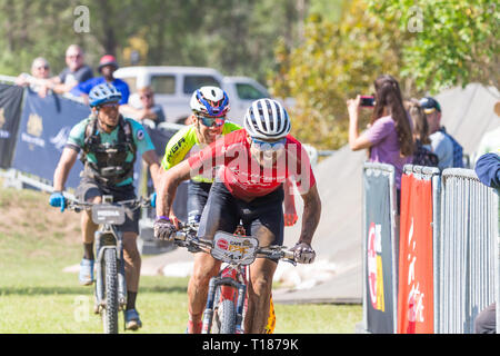 Paarl, Afrique du Sud. 24 mars, 2019. Sergio Mantecon Guttierrez batailles de l'Espagne avec Philip achète de l'Afrique du Sud de l'entraîner dans le stade de l'Absa Cape Epic. Credit : Childa Santrucek/Alamy Live News Banque D'Images