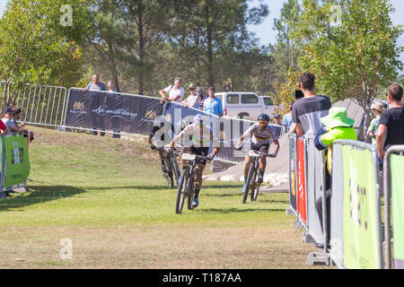 Paarl, Afrique du Sud. 24 mars, 2019. Henrique Avancini et Manuel Fumic de Cannondale Factory Racing team tirez vers le bas avant la dernière ligne droite dans le stade final de l'Absa Cape Epic. Credit : Childa Santrucek/Alamy Live News Banque D'Images