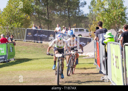 Paarl, Afrique du Sud. 24 mars, 2019. Henrique Avancini et Manuel Fumic de Cannondale Factory Racing team tirez vers le bas avant la dernière ligne droite dans le stade final de l'Absa Cape Epic. Credit : Childa Santrucek/Alamy Live News Banque D'Images