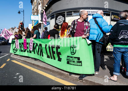 Crouch End, London, UK. Le 24 mars 2019. "Rebel pour la vie" : le groupe de Campagne Rébellion Extinction arrêter le trafic à une manifestation pacifique sur le changement climatique. La circulation a été arrêtée pour seulement quatre minutes à la fois. Crédit : Michael Heath/Alamy Live News Banque D'Images