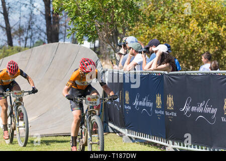 Paarl, Afrique du Sud. 24 mars, 2019. Anna van der Breggen des Pays-Bas et Annika Langvad du Danemark à la fois l'équipe d'Investec-songo-sprint spécialisés vers la fin dans le stade final à Paarl pour décrocher le titre. Credit : Childa Santrucek/Alamy Live News Banque D'Images