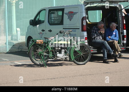 Brighton, UK, 24 mars 2019. Des centaines de motos vétéran prendre part à la 80e Pioneer entre Epsom et de Brighton. Ils fin au Madeira Drive à Brighton, où environ 300 vélos âgés entre 105 - 123 ans se rassemblent. Credit : Roland Ravenhill/Alamy Live News Banque D'Images