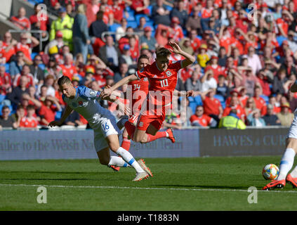 Cardiff, Wales, UK. 24Th Mar 2019. Football, championnat d'Europe Qualificatif Groupe E, le Pays de Galles v France, 24/03/19, Cardiff City Stadium, K.O 14H00 Wales' David Brooks obtenir souillée par la Slovaquie de David Hancko Andrew Dowling Crédit : Andrew Dowling/photographie influents/Alamy Live News Banque D'Images