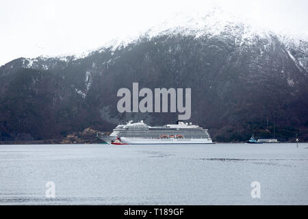 Molde, Norvège. Le 24 mars 2019. Bateau de croisière Viking 'ciel' arrive Molde 24 heures après avoir perdu toute la puissance moteur et la dérive dans une tempête pendant plusieurs heures au large de la côte norvégienne. Credit : Tore Saetre/Alamy Live News Banque D'Images