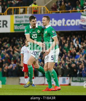 Windsor Road, Belfast, Irlande du Nord. 24Th Mar, 2019. Championnats Européens de football de l'UEFA de qualification, l'Irlande du Nord contre la Biélorussie, Jonny Evans de l'Irlande du Nord célèbre avec coéquipier Craig Cathcart de l'Irlande du Nord qui a 1-0 : Action Crédit Plus Sport/Alamy Live News Banque D'Images