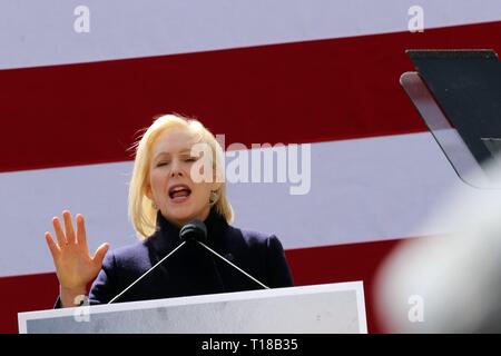 New York, NY, USA. 24e. Mar, 2019. La Sénatrice de New York, Kirsten Gillibrand (D-NY) a lancé sa candidature présidentielle de 2020 à l'ombre d'hôtel Trump International qu'elle a appelé un 'shrine à l'avarice, de la division et de la vanité' avant d'un midi de la foule enthousiaste à Columbus Circle dans l'Upper West Side de Manhattan le 24 mars, 2019. © 2019 Ronald G. Lopez/DigiPixsAgain.us/Alamy Live News Banque D'Images