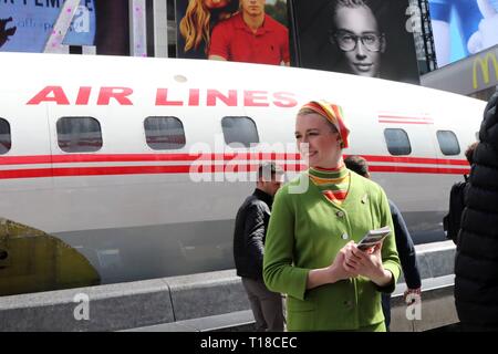 24 mars 2019 - New York City, New York, États-Unis - un avion Lockheed Constellation savent que ''Connie'' a atterri à Time Square, New York. L'avion a été construit pour Trans World Airlines, commandé par le défunt célèbre milliardaire Howard Hughes recluse en 1939. Hughes a battu le record continental -trans, de Burbank, en Californie, à New York en 1946 aux commandes de l'avion et il a été livré à TWA en 1958. Après avoir vérifié un passé l'avion destination finale est l'aéroport JFK et doit être transformée en un bar-salon à la TWA Flight Center nouveau hôtel. (Crédit Image : © G. Ronald Lopez/ZUMA Banque D'Images