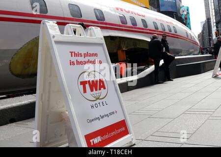 24 mars 2019 - New York City, New York, États-Unis - un avion Lockheed Constellation savent que ''Connie'' a atterri à Time Square, New York. L'avion a été construit pour Trans World Airlines, commandé par le défunt célèbre milliardaire Howard Hughes recluse en 1939. Hughes a battu le record continental -trans, de Burbank, en Californie, à New York en 1946 aux commandes de l'avion et il a été livré à TWA en 1958. Après avoir vérifié un passé l'avion destination finale est l'aéroport JFK et doit être transformée en un bar-salon à la TWA Flight Center nouveau hôtel. (Crédit Image : © G. Ronald Lopez/ZUMA Banque D'Images