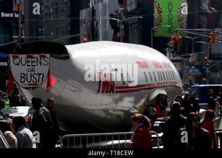 24 mars 2019 - New York City, New York, États-Unis - un avion Lockheed Constellation savent que ''Connie'' a atterri à Time Square, New York. L'avion a été construit pour Trans World Airlines, commandé par le défunt célèbre milliardaire Howard Hughes recluse en 1939. Hughes a battu le record continental -trans, de Burbank, en Californie, à New York en 1946 aux commandes de l'avion et il a été livré à TWA en 1958. Après avoir vérifié un passé l'avion destination finale est l'aéroport JFK et doit être transformée en un bar-salon à la TWA Flight Center nouveau hôtel. (Crédit Image : © G. Ronald Lopez/ZUMA Banque D'Images