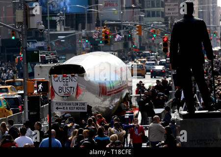 24 mars 2019 - New York City, New York, États-Unis - un avion Lockheed Constellation savent que ''Connie'' a atterri à Time Square, New York. L'avion a été construit pour Trans World Airlines, commandé par le défunt célèbre milliardaire Howard Hughes recluse en 1939. Hughes a battu le record continental -trans, de Burbank, en Californie, à New York en 1946 aux commandes de l'avion et il a été livré à TWA en 1958. Après avoir vérifié un passé l'avion destination finale est l'aéroport JFK et doit être transformée en un bar-salon à la TWA Flight Center nouveau hôtel. (Crédit Image : © G. Ronald Lopez/ZUMA Banque D'Images